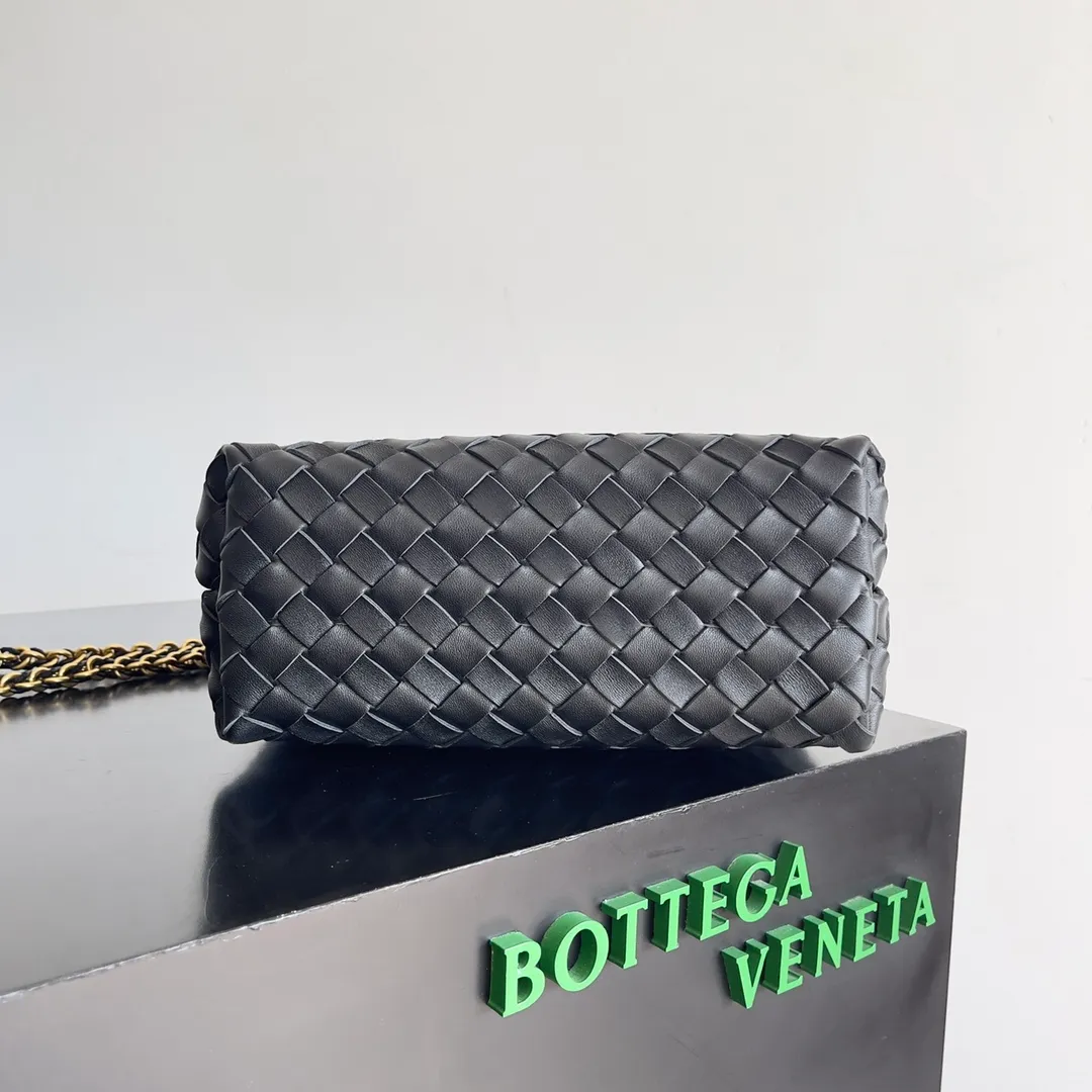Batch 1960 BOTTEGA VENETA 2024 spring and summer new small ANDIAMO chain bag is also available! 🔥🔥I believe many friends have been waiting for a long time. The metallic chain adds a touch of sophistication to the original softness and elegance of Andiamo. The collision of classic craftsmanship and elegance creates a different kind of beauty. Style number: 786008 Size: 25*22*10.5cm